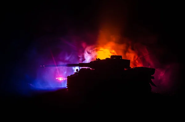 Concept de guerre. silhouettes militaires combat scène sur fond de brouillard de guerre ciel, char allemand en action ci-dessous ciel nuageux La nuit. Scène d'attaque. Véhicules blindés — Photo