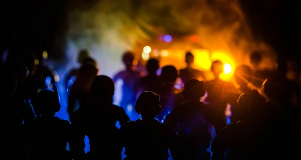 Bereitschaftspolizisten signalisieren Bereitschaft. Machtkonzept der Regierung. Polizei im Einsatz. Rauch auf dunklem Hintergrund mit Lichtern. Blaurote blinkende Sirenen. — Stockfoto