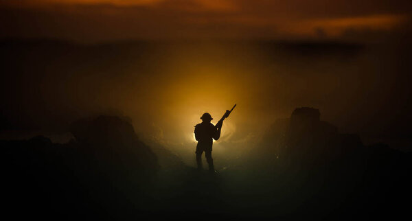 Концепция войны. Военные силуэты боевой сцены на фоне тумана на фоне неба войны, силуэты солдат мировой войны под облачным горизонтом ночью. Сцена нападения. Бронетехника. Танки
