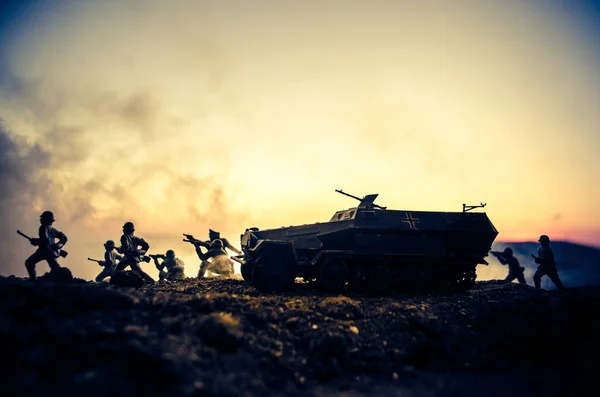 Krig-konceptet. Militära silhuetter kämpar scen på kriget dimma sky bakgrund, världskriget soldater silhuetter nedanför grumlig Skyline i solnedgången. Attack scen. Tysk stridsvagn i aktion — Stockfoto