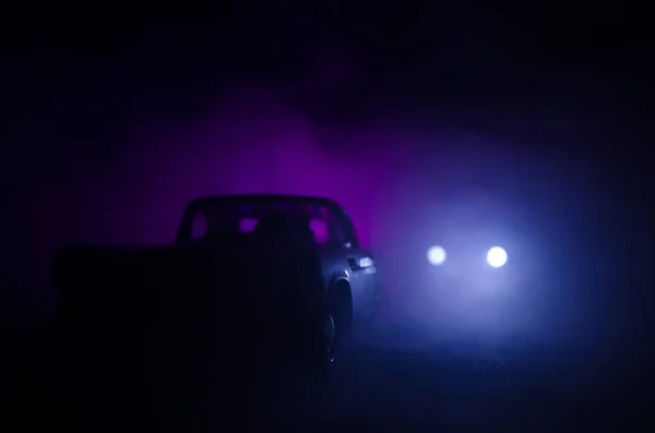 Auto della polizia a caccia di una macchina di notte con sfondo nebbia. 911 Auto della polizia di emergenza che accelera sulla scena del crimine. — Foto Stock