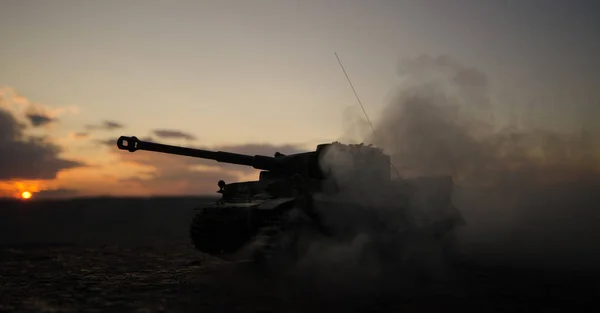 Conceito de Guerra. silhuetas militares cena de luta no fundo do céu nevoeiro guerra, tanques alemães da guerra mundial silhuetas abaixo do céu nublado à noite. Cena de ataque. Veículos blindados. Tanques cena de batalha — Fotografia de Stock