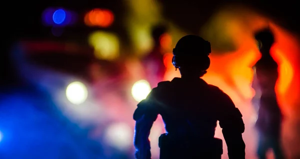 Bereitschaftspolizisten signalisieren Bereitschaft. Machtkonzept der Regierung. Polizei im Einsatz. Rauch auf dunklem Hintergrund mit Lichtern. Blaurote blinkende Sirenen. — Stockfoto