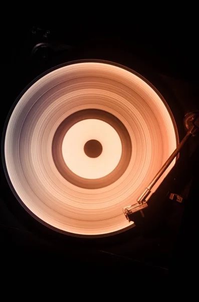 Concepto de velocidad - Trail of fire and smoke - Vinyl record. Grabando disco de vinilo. Tocador de vinilo giratorio. Equipo de audio retro para disc jockey. Tecnología de sonido. De cerca. — Foto de Stock
