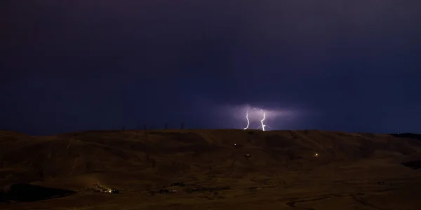 Lightning with dramatic clouds. Night thunder-storm over the mountain and the lake in Baku, Azerbaijan — Stock Photo, Image