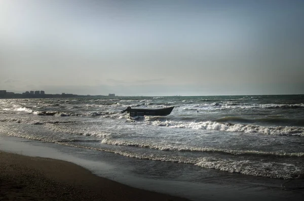 Schöne Bootslandschaft am Strand bei bewölktem Wetter. Oldtimer-Boot in der Küste. Azerbaidschan — Stockfoto