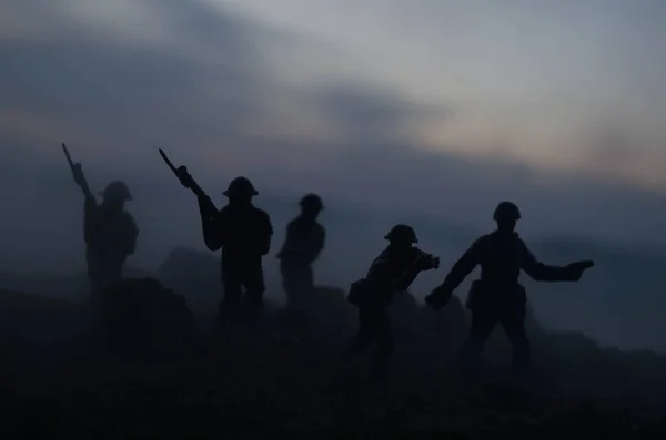 Conceito de Guerra. Silhuetas militares lutando cena no fundo do céu nevoeiro de guerra, Soldados da Guerra Mundial Silhuetas Abaixo Cloudy Skyline À noite. Cena de ataque. Veículos blindados. Batalha de tanques — Fotografia de Stock