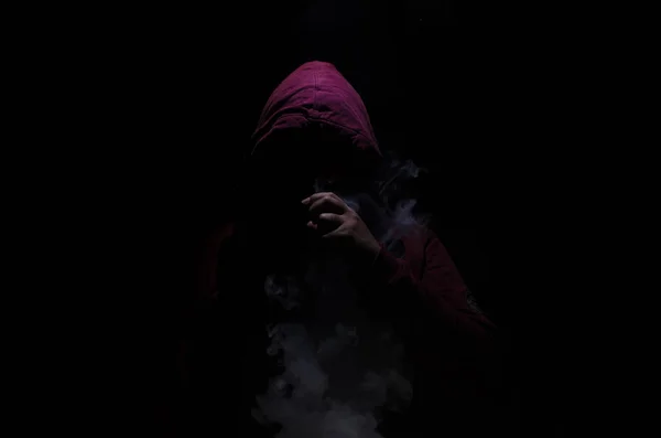 Vaping pria memegang mod. Awan Uap. Latar belakang hitam Menguap rokok elektronik dengan banyak asap — Stok Foto