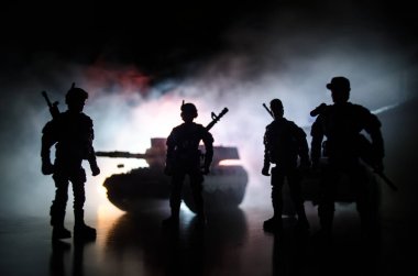 Savaş kavramı. Askeri siluetleri sahne üzerinde savaş sis sky mücadele arka plan, Dünya Savaşı Alman tankları siluetleri bulutlu manzarası, gece aşağıda. Saldırı sahne. Zırhlı araçlar.