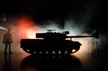 Savaş kavramı. Askeri siluetleri sahne üzerinde savaş sis sky mücadele arka plan, Dünya Savaşı Alman tankları siluetleri bulutlu manzarası, gece aşağıda. Saldırı sahne. Zırhlı araçlar.