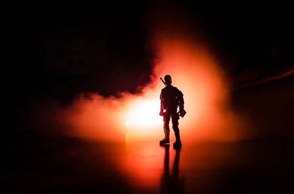 La police anti-émeute donne le signal d'être prêt. Concept de pouvoir gouvernemental. Police en action. Fumez sur un fond sombre avec des lumières. Sirènes clignotantes rouges bleues. Pouvoir de dictature . — Photo