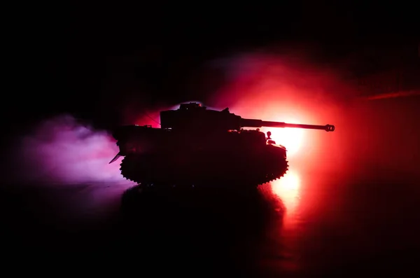 Concepto de guerra. Siluetas militares que luchan escena en el fondo del cielo niebla de guerra, Guerra Mundial tanques alemanes siluetas debajo del horizonte nublado Por la noche. Escena de ataque. Vehículos blindados . — Foto de Stock