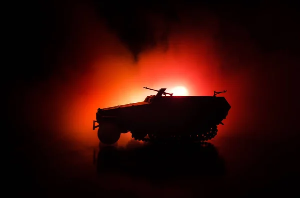Savaş kavramı. Askeri siluetleri sahne üzerinde savaş sis sky mücadele arka plan, Dünya Savaşı Alman tankları siluetleri bulutlu manzarası, gece aşağıda. Saldırı sahne. Zırhlı araçlar. — Stok fotoğraf