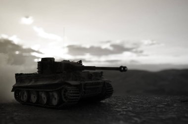 Savaş kavramı. Askeri siluetleri sahne üzerinde savaş sis sky mücadele arka plan, Dünya Savaşı Alman tankları siluetleri bulutlu manzarası, gece aşağıda. Saldırı sahne. Zırhlı araçlar. Tank savaş sahnesi