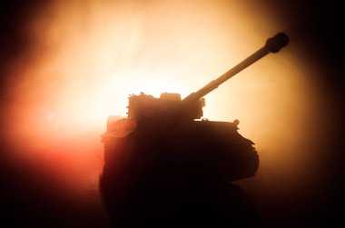 Savaş kavramı. Askeri siluetleri sahne üzerinde savaş sis sky mücadele arka plan, Dünya Savaşı Alman tankları siluetleri bulutlu manzarası, gece aşağıda. Saldırı sahne. Zırhlı araçlar.