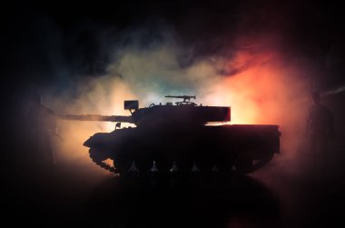Savaş kavramı. Askeri siluetleri sahne üzerinde savaş sis sky mücadele arka plan, Dünya Savaşı Alman tankları siluetleri bulutlu manzarası, gece aşağıda. Saldırı sahne. Zırhlı araçlar.