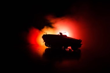 Savaş kavramı. Askeri siluetleri sahne üzerinde savaş sis sky mücadele arka plan, Dünya Savaşı Alman tankları siluetleri bulutlu manzarası, gece aşağıda. Saldırı sahne. Zırhlı araçlar.