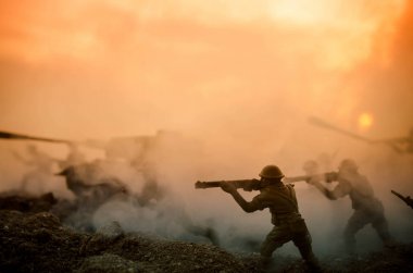 Savaş kavramı. Askeri siluetleri sahne üzerinde savaş sis sky mücadele arka plan, Dünya Savaşı askerler siluetleri bulutlu manzarası, gece aşağıda. Saldırı sahne. Zırhlı araçlar. Savaş tankları