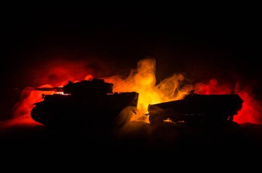 Savaş kavramı. Askeri siluetleri savaş sis gökyüzü arka plan, Alman tankı eylem altında bulutlu manzarası, gece sahnede mücadele. Saldırı sahne. Zırhlı araçlar