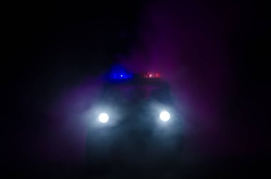polis arabası hız aydınlatma gece yolda. Polis arabaları sis ile hareket yolu üzerinde. Seçici odak. Chase