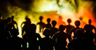 Anti-çevik kuvvet polisi vermek sinyal hazır olmak. Hükümet güç kavramı. Polis içinde hareket. Işık ile karanlık bir arka plan üzerinde duman. Mavi kırmızı yanıp sönen sirenler.