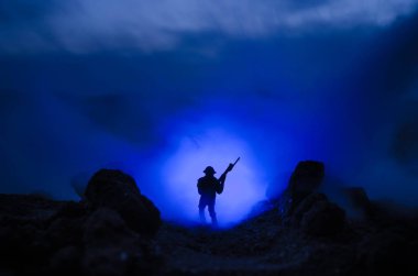 Savaş kavramı. Askeri siluetleri sahne üzerinde savaş sis sky mücadele arka plan, Dünya Savaşı askerler siluetleri bulutlu manzarası, gece aşağıda. Saldırı sahne. Zırhlı araçlar. Savaş tankları