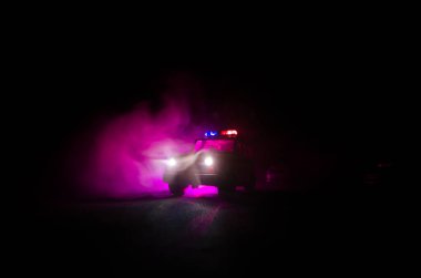 polis arabası hız aydınlatma gece yolda. Polis arabaları sis ile hareket yolu üzerinde. Seçici odak. Chase