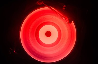 Hız - ateş ve duman izi - vinil kayıt kavramı. Vinil disk yazma. Pikap vinil plak çalar. Retro ses ekipmanları için disk jokey. Ses teknolojisi. Yakın çekim