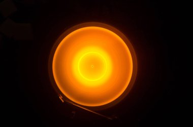 Hız - ateş ve duman izi - vinil kayıt kavramı. Vinil disk yazma. Pikap vinil plak çalar. Retro ses ekipmanları için disk jokey. Ses teknolojisi. Yakın çekim