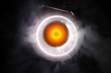 Hız - ateş ve duman izi - vinil kayıt kavramı. Vinil disk yazma. Pikap vinil plak çalar. Retro ses ekipmanları için disk jokey. Ses teknolojisi. Yakın çekim