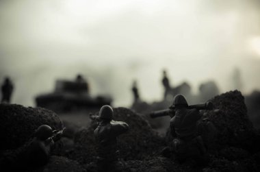 Savaş kavramı. Askeri siluetleri sahne üzerinde savaş sis sky mücadele arka plan, Dünya Savaşı askerler siluetleri bulutlu manzarası, gece aşağıda. Saldırı sahne. Zırhlı araçlar. Savaş tankları