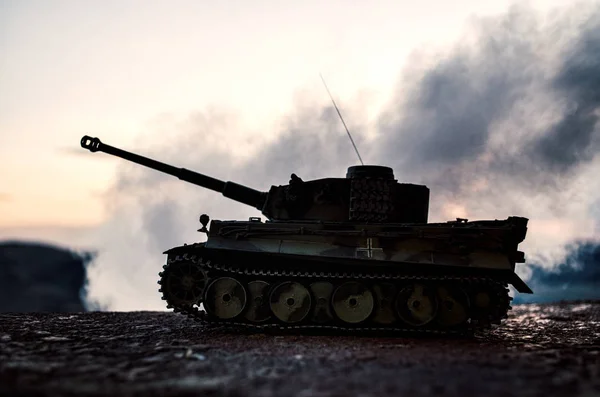 전쟁 개념입니다. 전쟁 안개 하늘에 현장 싸움 군 실루엣 배경, 밤에 구름 스카이 라인 아래 세계 전쟁 독일 탱크 실루엣. 공격 장면입니다. 기갑된 차량입니다. 탱크 전투 장면 — 스톡 사진
