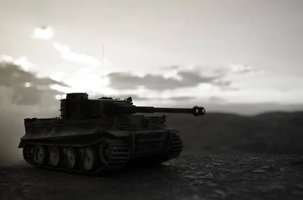 战争的概念。军事剪影战斗场景上战争雾天空背景，世界大战德国坦克剪影低于夜间多云的天际线。攻击的场面。装甲的车辆。坦克战斗场景 — 图库照片