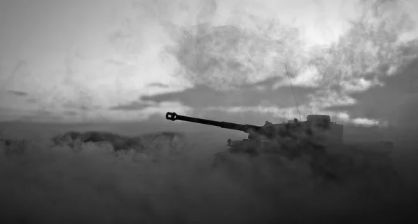 Krig-konceptet. Militära silhuetter kämpar scen på kriget dimma sky bakgrund, världskriget tyska stridsvagnar silhuetter nedanför grumlig Skyline på natten. Attack scen. Bepansrade fordon. Tankar slaget scen — Stockfoto