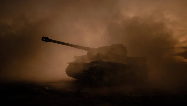 War Concept. Military silhouettes fighting scene on war fog sky background, World War German Tanks Silhouettes Below Cloudy Skyline At night. Attack scene. Armored vehicles. Tanks battle scene — Stock Photo, Image