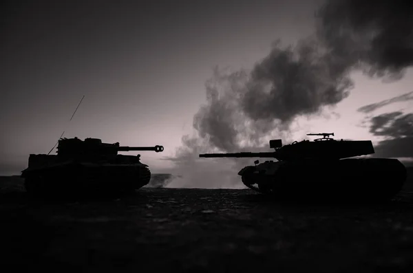 Concepto de guerra. Siluetas militares que luchan escena en el fondo del cielo niebla de guerra, Guerra Mundial tanques alemanes siluetas debajo del horizonte nublado Por la noche. Escena de ataque. Vehículos blindados. Tanques batalla escena — Foto de Stock