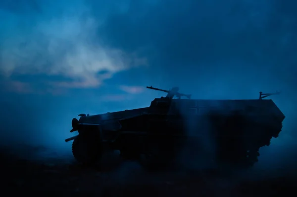 Concepto de guerra. Siluetas militares que luchan escena en el fondo del cielo niebla de guerra, Guerra Mundial tanques alemanes siluetas debajo del horizonte nublado Por la noche. Escena de ataque. Vehículos blindados. Tanques batalla escena — Foto de Stock