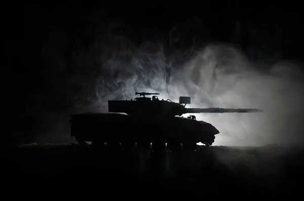 Concept van de oorlog. Militaire silhouetten vechten scène op oorlog mist hemelachtergrond, Duitse tank in actie hieronder bewolkt Skyline At night. Aanval scène. Gepantserde voertuigen — Stockfoto