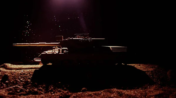 Krig-konceptet. Militära silhuetter kämpar scen på kriget dimma himmel bakgrund, tyska tank i åtgärd nedan grumlig Skyline At night. Attack scen. Pansarfordon — Stockfoto