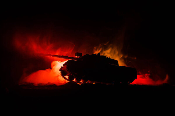 Концепция войны. Военные силуэты боевой сцены на фоне тумана войны небо фоне, немецкий танк в действии Под облачным горизонтом ночью. Сцена нападения. Бронетехника
