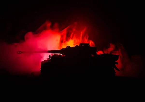 Concepto de guerra. Siluetas militares peleando escena en el fondo del cielo niebla de guerra, tanque alemán en acción Debajo del horizonte nublado Por la noche. Escena de ataque. Vehículos blindados — Foto de Stock