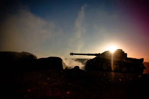 Savaş kavramı. Askeri siluetleri sahne üzerinde savaş sis sky mücadele arka plan, Dünya Savaşı askerler siluetleri batımında bulutlu manzarası aşağıda. Saldırı sahne. Eylem Alman tankı — Stok fotoğraf