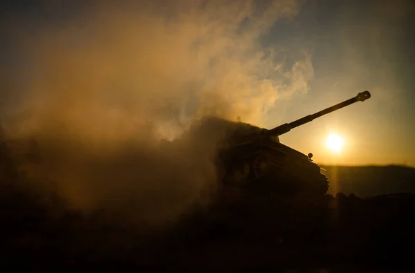 Concepto de guerra. Siluetas militares luchando escena en el fondo del cielo niebla de guerra, Soldados de la Guerra Mundial Siluetas debajo del horizonte nublado Al atardecer. Escena de ataque. Tanque alemán en acción —  Fotos de Stock