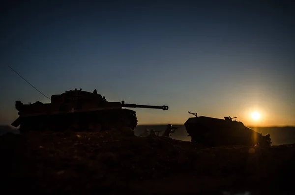 Háború fogalmát. Katonai sziluettek harci jelenet, a háború köd ég háttér, világháború katonák sziluettek alatt felhős Skyline a naplemente. Támadás jelenet. A művelet a német tank — Stock Fotó