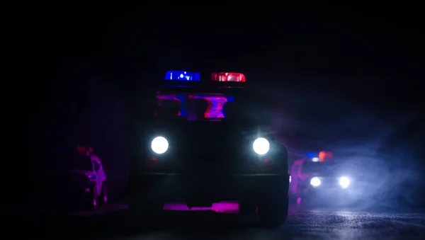Rychlost, osvětlení z policejního auta v noci na silnici. Policejní auta na silnici s mlhou. Selektivní fokus. Chase — Stock fotografie