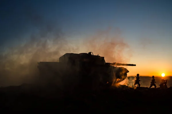 Concept de guerre. Silhouettes militaires se battant sur fond de brouillard de guerre, Soldats de la guerre mondiale Silhouettes sous les cieux nuageux Au coucher du soleil. Scène d'attaque. Réservoir allemand en action — Photo