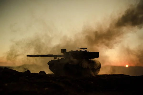 Conceito de Guerra. Silhuetas militares lutando cena no fundo do céu nevoeiro de guerra, soldados da guerra mundial silhuetas abaixo do céu nublado ao pôr do sol. Cena de ataque. Tanque alemão em ação — Fotografia de Stock