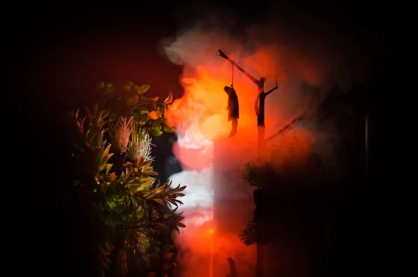 저녁 (밤)에 자살 장식 나무에 걸린된 여자의 공포 보기. 죽음 형벌 실행 또는 자살 추상적인 아이디어. — 스톡 사진