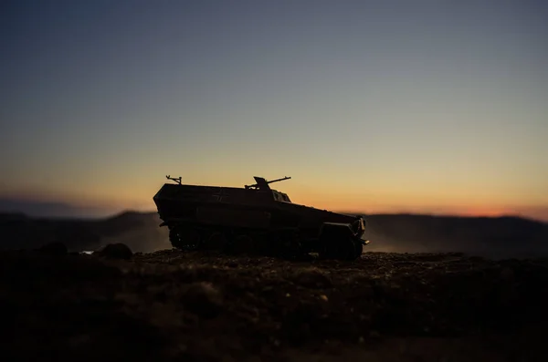戦争の概念。戦争の霧空のシーンをかけて戦う軍のシルエットの背景、日没時曇りスカイライン以下世界大戦兵士のシルエット。攻撃シーン。ドイツのタンク内のアクション — ストック写真