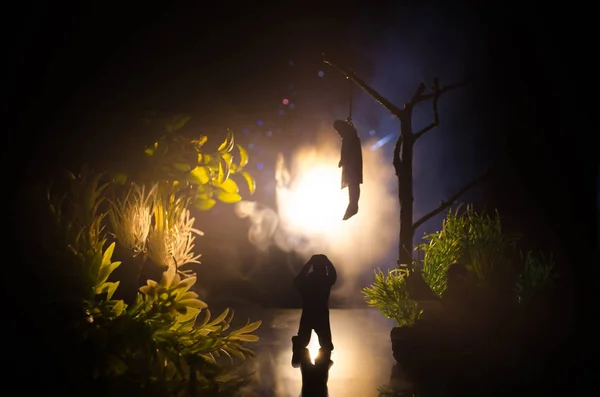 Horror widok dziewczyna powieszony na drzewie w dekoracji samobójstwo wieczorem (nocą). Wykonania kary śmierci lub samobójstwo abstrakcyjną ideą. — Zdjęcie stockowe